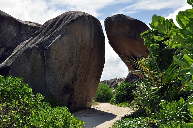 La Digue Rooms for Bicycle-Close Quiet and Blue Morning Views