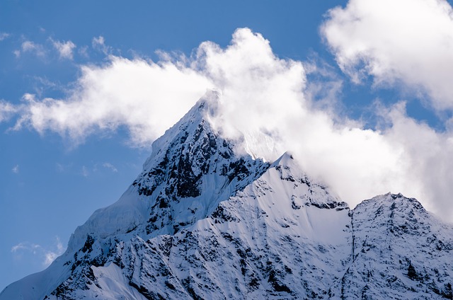 Snowline escapes in Davos for alpine villages and crisp mountain quiet