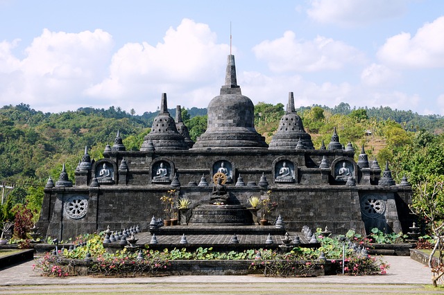 Tropical-calm breaks in Bali for temple paths and green silence