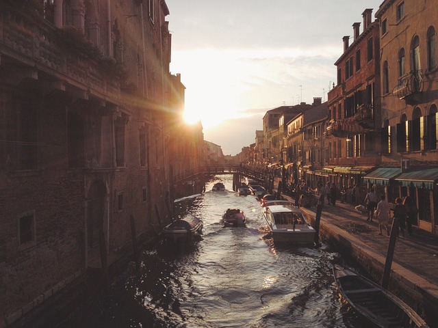 Venice Canal Hotels for Romantic Water Views and Soft Evening Glow